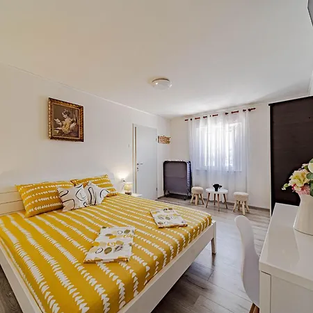 Luce With Pool - Happy Apartment Ljubitovica