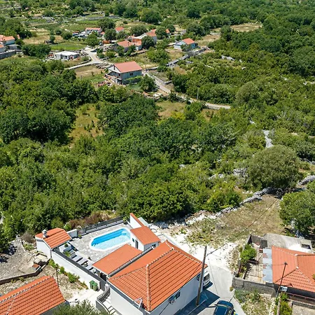 Luce With Pool - Happy *