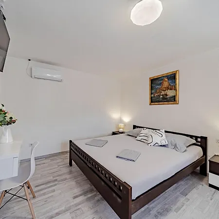 Luce With Pool - Happy *