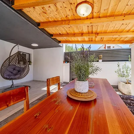 Luce With Pool - Happy