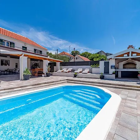 Apartman Luce With Pool - Happy *