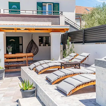 Luce With Pool - Happy Apartment Ljubitovica