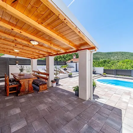 Luce With Pool - Happy Apartman Ljubitovica