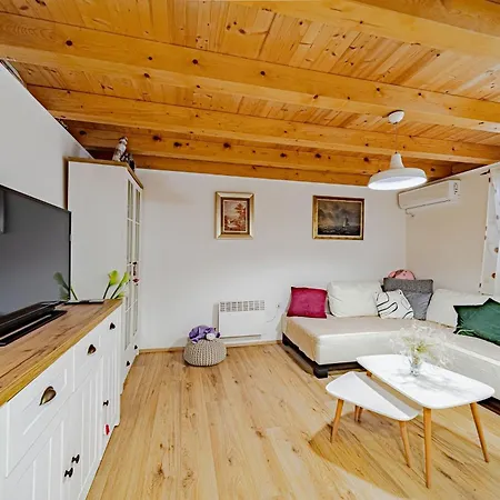 Luce With Pool - Happy Apartman *