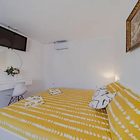 Luce With Pool - Happy