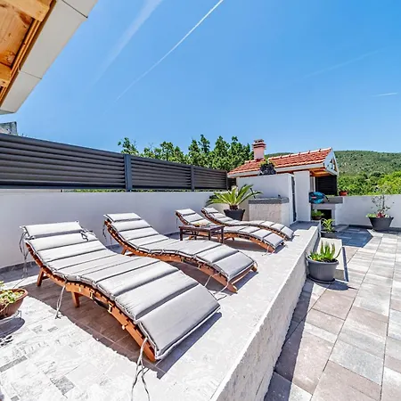 Apartman Luce With Pool - Happy Ljubitovica