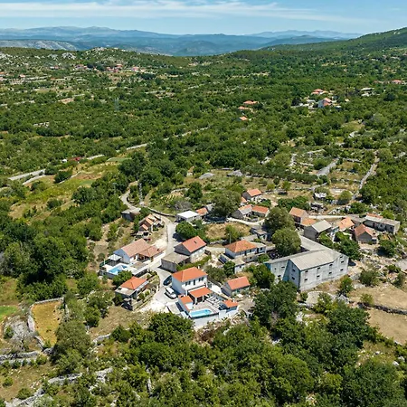 Luce With Pool - Happy