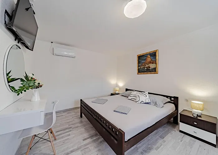 Luce With Pool - Happy