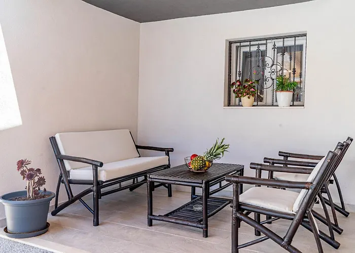 Luce With Pool - Happy *