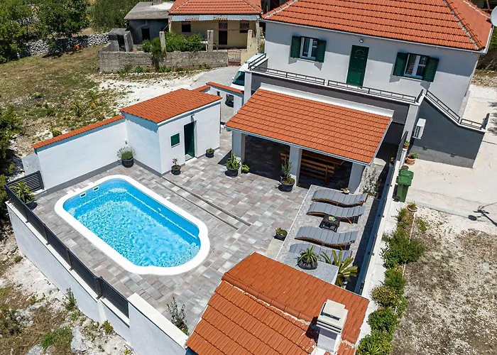 Luce With Pool - Happy Apartment