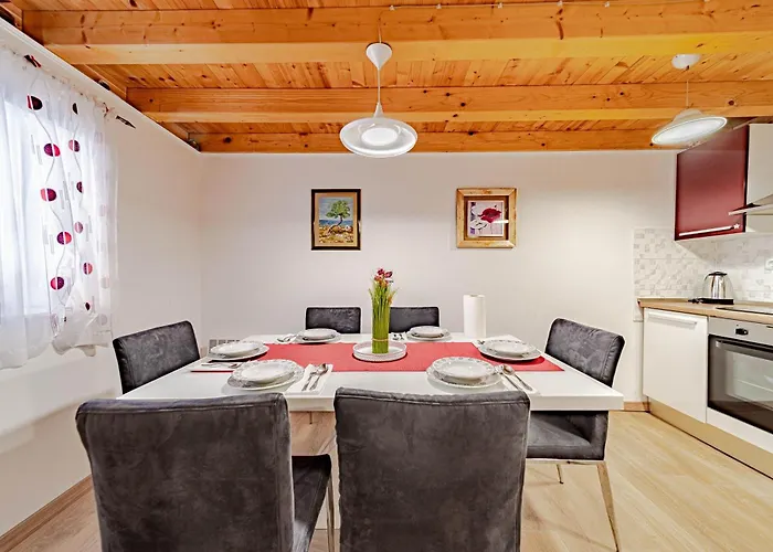 Luce With Pool - Happy *