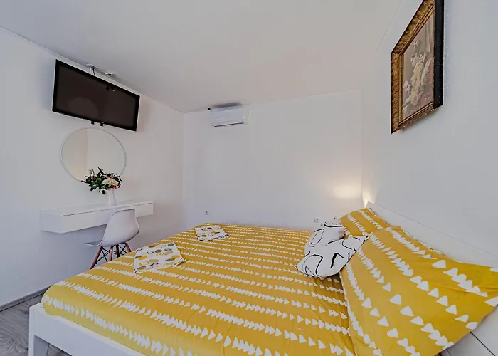 Luce With Pool - Happy