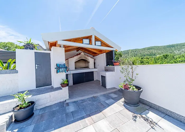 Luce With Pool - Happy